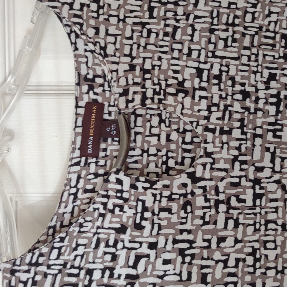 Dana Buchman XL blouse in black tan and white.